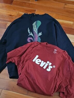 2/25$ Levi's Red Logo Tee And Black Hoodie